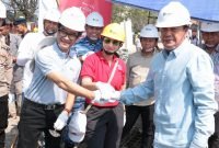 Bupati Maesyal Rasyid saat peletakan batu pertama 51 rumah layak huni di Desa Tanjung Kait Kecamatan Mauk 