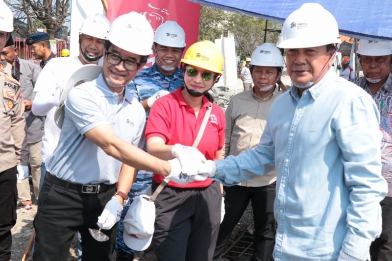 Bupati Maesyal Rasyid saat peletakan batu pertama 51 rumah layak huni di Desa Tanjung Kait Kecamatan Mauk 