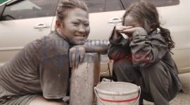 Gemilang sedang mengais rejeki sebagai manusia Silver (foto ; tangerangupdate.com)