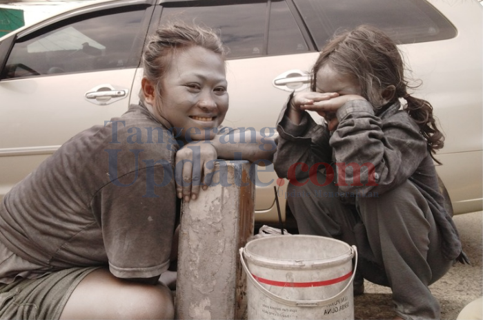 Gemilang sedang mengais rejeki sebagai manusia Silver (foto ; tangerangupdate.com)