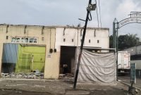 Bangunan 4 toko yang menempati lahan aset Pemkab Tangerang berlokasi di Desa Sodong Kecamatan Tigaraksa akhirnya dirobohkan (foto ; Tim TS)
