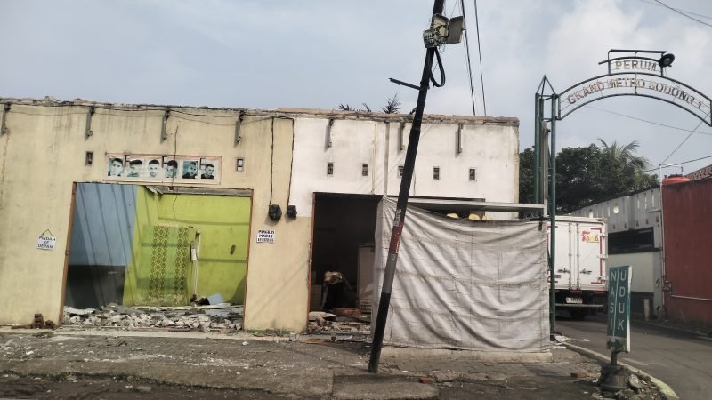 Bangunan 4 toko yang menempati lahan aset Pemkab Tangerang berlokasi di Desa Sodong Kecamatan Tigaraksa akhirnya dirobohkan (foto ; Tim TS)