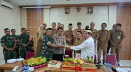 Camat Kelapa Dua Dadang Sudrajat mengunjungi Mapolsek Kelapa Dua dalam rangka Hari Bhayangkara ke-79 Tahun 2025