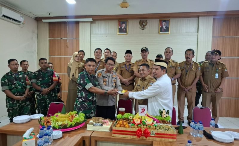 Camat Kelapa Dua Dadang Sudrajat mengunjungi Mapolsek Kelapa Dua dalam rangka Hari Bhayangkara ke-79 Tahun 2025