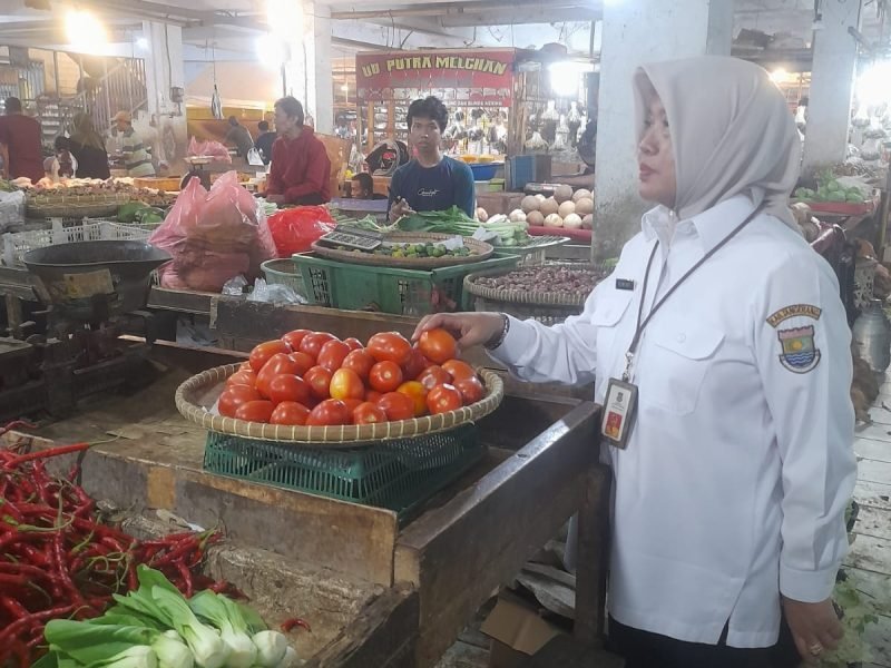 Kadisperindag Kabupaten Tangerang Resmiyati turun langsung memantau harga-harga kebutuhan pokok di Pasar Gudang Kecamatan Tigaraksa, Rabu (02/06/2025)