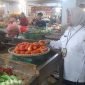 Kadisperindag Kabupaten Tangerang Resmiyati turun langsung memantau harga-harga kebutuhan pokok di Pasar Gudang Kecamatan Tigaraksa, Rabu (02/06/2025)