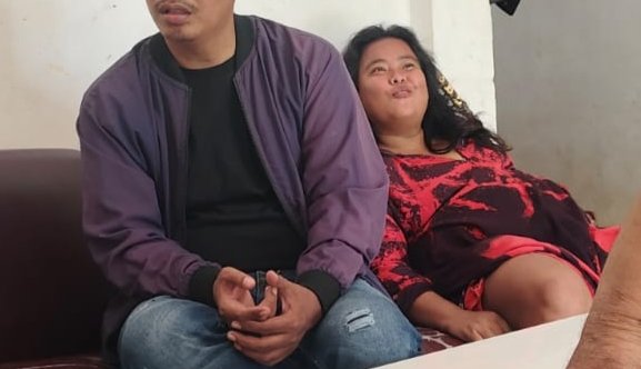 Ulfa Nofitri ODGJ yang ditangani Kades Bantar Panjang dibawa ke Pandeglang untuk diobati di Panti Rehabilitasi Mental (foto ; kirim kades Ujang)