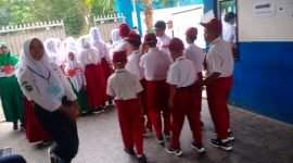 Siswa baru SMPN 4 Tigaraksa bersiap mengikuti MPLS dengan masih berpakaian asal sekolahnya, Senin 14 Juli 2025
