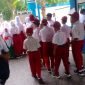 Siswa baru SMPN 4 Tigaraksa bersiap mengikuti MPLS dengan masih berpakaian asal sekolahnya, Senin 14 Juli 2025