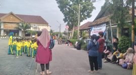 Murid TK Negeri Pertiwi Tigaraksa setiap pagi berbaris sebelum masuk ke ruang kelas disaksikan para orang tuanya yang sengaja mengantar