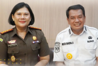 Kajari Afrillianna Purba bersama Bupati Maesyal Rasyid 