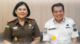 Kajari Afrillianna Purba bersama Bupati Maesyal Rasyid 
