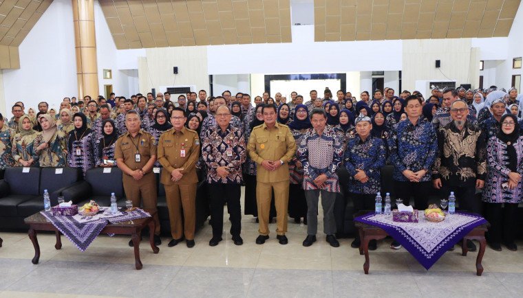 Peserta PKP Provinsi Banten berpose bersama Bupati Tangerang Maesyal Rasyid usai seremoni penerimaan kegiatan di GSG Pemkab Tangerang, Selasa 15 Juli 2025