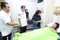 Bupati Tangerang Maesyal Rasyid datangi RS Sari Asih Kota Tangerang menjenguk 2 siswa korban tertimpa atap SDN Kedung Dalam 2 Kecamatan Mauk yang roboh 