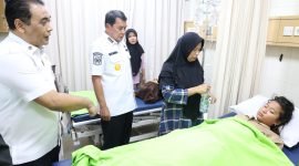 Bupati Tangerang Maesyal Rasyid datangi RS Sari Asih Kota Tangerang menjenguk 2 siswa korban tertimpa atap SDN Kedung Dalam 2 Kecamatan Mauk yang roboh 