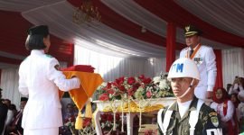 Bupati Tangerang menyerahkan bendera pusaka duplikat kepada Paskibra Kabupaten Tangerang 