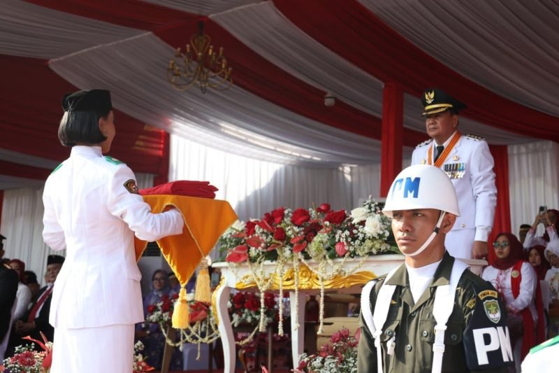 Bupati Tangerang menyerahkan bendera pusaka duplikat kepada Paskibra Kabupaten Tangerang 