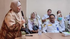 Salah satu peserta Pembekalan Purna Bakti PNS sedang berinteraksi dengan narasumber pada kegiatan yang diadakan BKPSDM Kabupaten Tangerang 