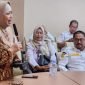 Salah satu peserta Pembekalan Purna Bakti PNS sedang berinteraksi dengan narasumber pada kegiatan yang diadakan BKPSDM Kabupaten Tangerang 