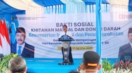 Menteri Imigrasi dan Pemasyarakatan Agus Andrianto menyampaikan sambutan pada seremoni penyaluran ribuan paket sembako di Kecamatan Jambe Kabupaten Tangerang