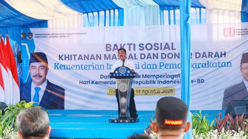 Menteri Imigrasi dan Pemasyarakatan Agus Andrianto menyampaikan sambutan pada seremoni penyaluran ribuan paket sembako di Kecamatan Jambe Kabupaten Tangerang