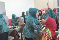 Peserta Lomba Merias Wajah HUT RI ke-80 Tingkat Kecamatan Tigaraksa sedang menunjukan kepiawaiannya