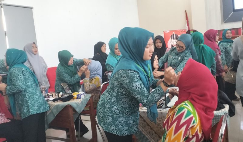 Peserta Lomba Merias Wajah HUT RI ke-80 Tingkat Kecamatan Tigaraksa sedang menunjukan kepiawaiannya