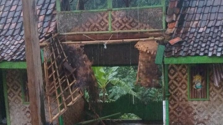 Bangunan Ponpes Riadul Ibtida Desa Taban Kecamatan Jambe yang rusak terdampak bencana angin puting beliung pada Rabu 20 Agustus 2025