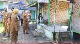 Wabup Tangerang Intan Nurul Hikmah mengunjungi Ponpes yang terdampak bencana alam Angin Puting Beliung di Desa Taban Kecamatan Jambe Kabupaten Tangerang 