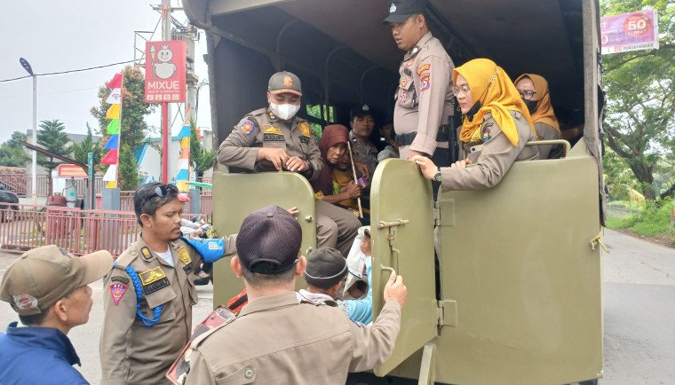 Satpol PP dan Dinsos Kabupaten Tangerang gelar razia PMKS di Kecamatan Tigaraksa, Cikupa, Balaraja, Pasar Kemis, dan Rajeg