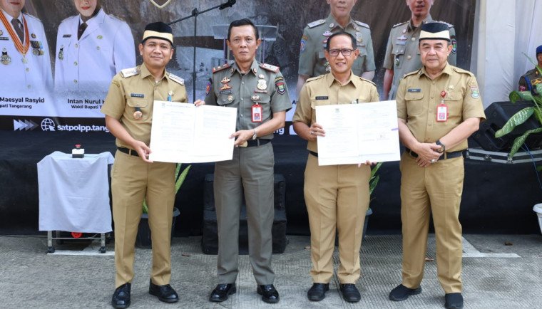 Berpose bersama usai acara Lauching Program Satpol PP Menyapa Masyarakat, dari kiri Camat Tigaraksa Cucu Abdurrosyied, Kasatpol PP Ana Supriyatna, Kasi Dinkes Dahyani, Sekda Soma Atmja