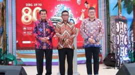 Bupati Tangerang Maesyal Rasyid berpose bersama dengan Gubernur Banten Andra Soni 