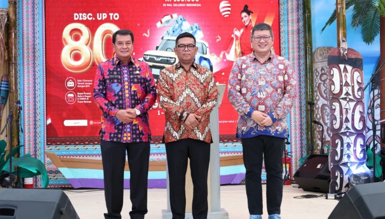 Bupati Tangerang Maesyal Rasyid berpose bersama dengan Gubernur Banten Andra Soni 