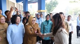 Wakil Bupati Tangerang Intan Nurul Hikmah menyambut kedatangan Menkomdigi RI Meutya Hafid di Sekolah BPK Penabur Gading Serpong 