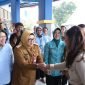 Wakil Bupati Tangerang Intan Nurul Hikmah menyambut kedatangan Menkomdigi RI Meutya Hafid di Sekolah BPK Penabur Gading Serpong 
