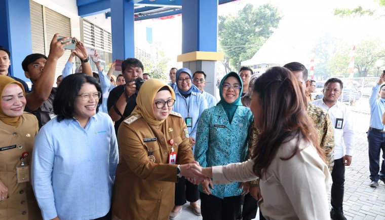 Wakil Bupati Tangerang Intan Nurul Hikmah menyambut kedatangan Menkomdigi RI Meutya Hafid di Sekolah BPK Penabur Gading Serpong 