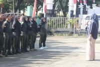 Personel Satpol PP wanita mengikuti pembinaan fisik oleh Instruktur Kepolisian