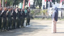 Personel Satpol PP wanita mengikuti pembinaan fisik oleh Instruktur Kepolisian 