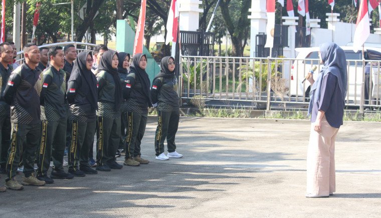 Personel Satpol PP wanita mengikuti pembinaan fisik oleh Instruktur Kepolisian 