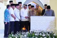 Menteri Agama Nasaruddin Umar menandatangani prasasti peresmian Masjid Raya Baitul Mukhtar BSD City Kecamatan Pagedangan Kabupaten Tangerang, Jumat 29 Agustus 2025