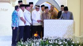 Menteri Agama Nasaruddin Umar menandatangani prasasti peresmian Masjid Raya Baitul Mukhtar BSD City Kecamatan Pagedangan Kabupaten Tangerang, Jumat 29 Agustus 2025