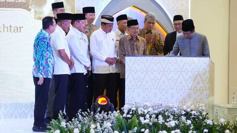 Menteri Agama Nasaruddin Umar menandatangani prasasti peresmian Masjid Raya Baitul Mukhtar BSD City Kecamatan Pagedangan Kabupaten Tangerang, Jumat 29 Agustus 2025