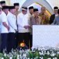 Menteri Agama Nasaruddin Umar menandatangani prasasti peresmian Masjid Raya Baitul Mukhtar BSD City Kecamatan Pagedangan Kabupaten Tangerang, Jumat 29 Agustus 2025