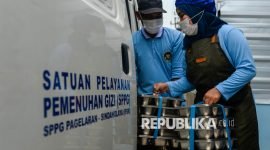 ANTARA FOTO/Muhammad Bagus Khoirunas

Petugas memasukkan makan bergizi gratis (MBG) untuk didistribusikan ke sekolah di SPPG Sindanglaya, Pandeglang, Banten, Selasa (9/9/2025).