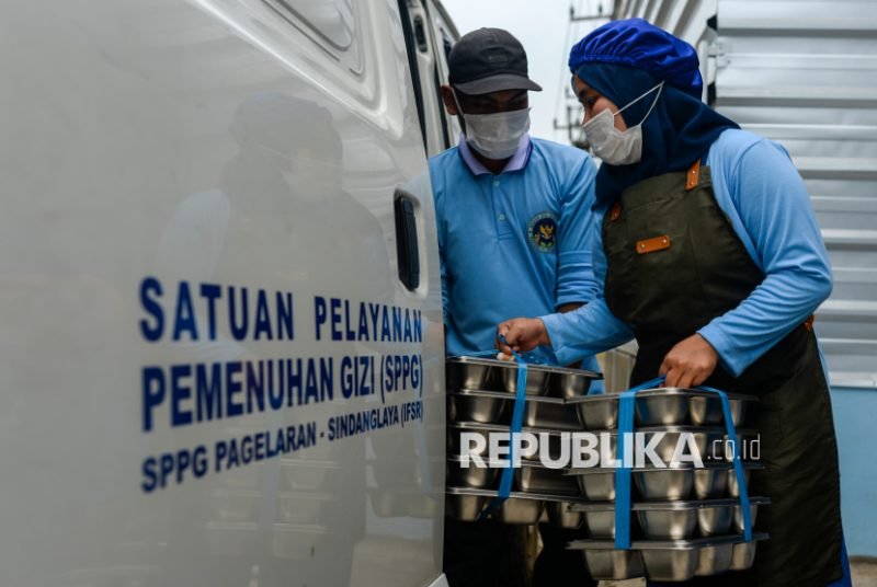 ANTARA FOTO/Muhammad Bagus Khoirunas

Petugas memasukkan makan bergizi gratis (MBG) untuk didistribusikan ke sekolah di SPPG Sindanglaya, Pandeglang, Banten, Selasa (9/9/2025).