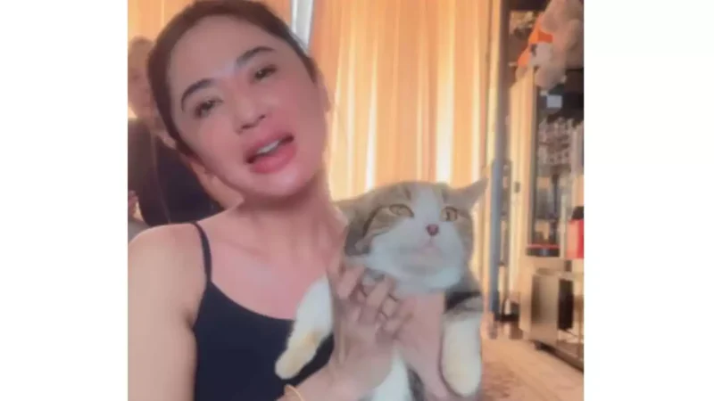 Dewi Persik bersama Ice Kucing Kesayangan Eko Patrio 