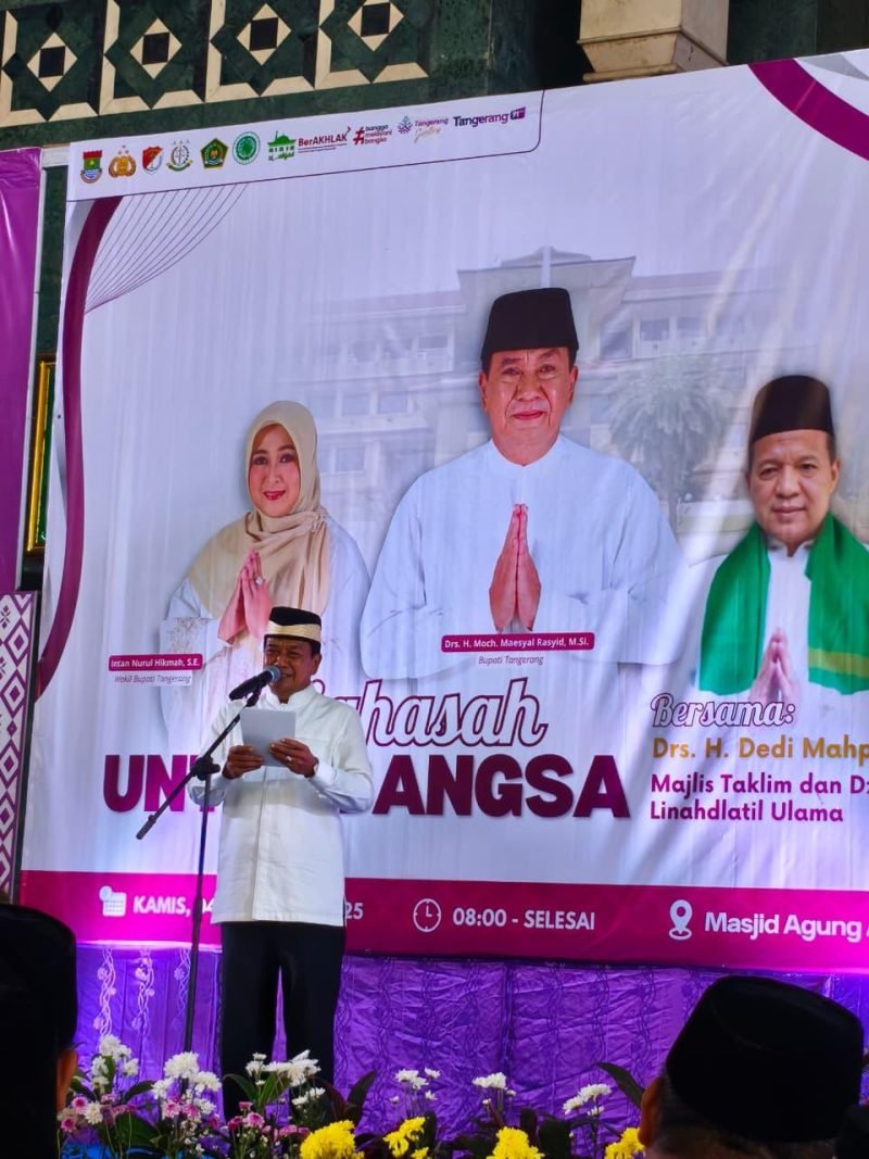 Bupati Tangerang Maesyal Rasyid menyampaikan kata sambutan sebelum acara Istighosah dimulai