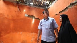 Bupati Tangerang melihat kedalam rumah yang akan dibantu Perbaikan RTLH oleh Pemkab Tangerang