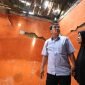 Bupati Tangerang melihat kedalam rumah yang akan dibantu Perbaikan RTLH oleh Pemkab Tangerang