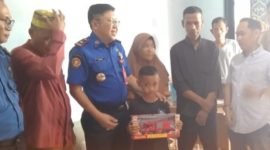 Rafa Bocah yang mengidap penyakit Kanker Darah itu terlihat senang selain diajak berkeliling menaiki mobil Damkar juga menerima hadiah mobil mainan Damkar